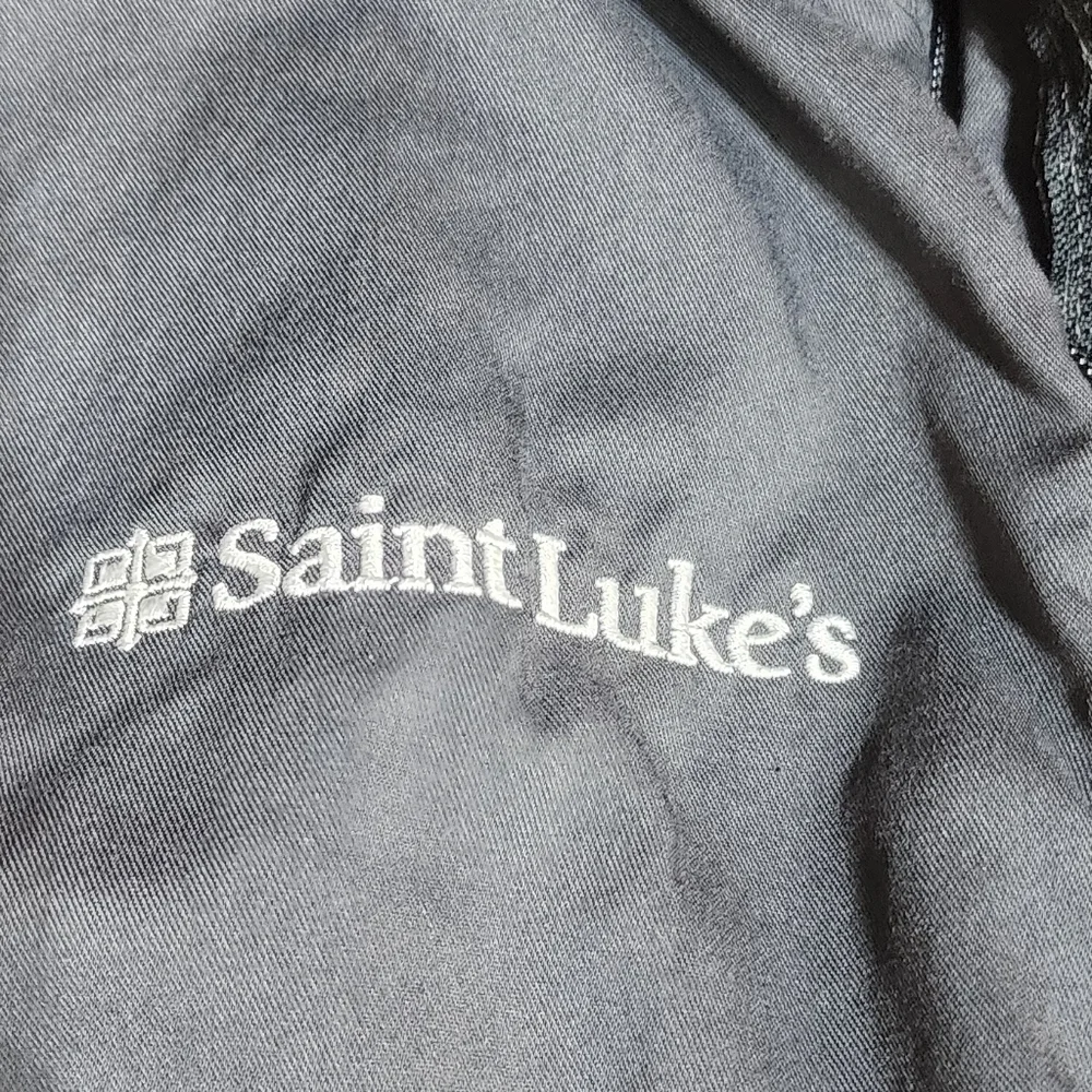 LOT OF 5 WOMEN’S SCRUB JACKETS ST. LUKE’S HOSPITAL EMBROIDERED LOGO SIZE M & L - Picture 4 of 12
